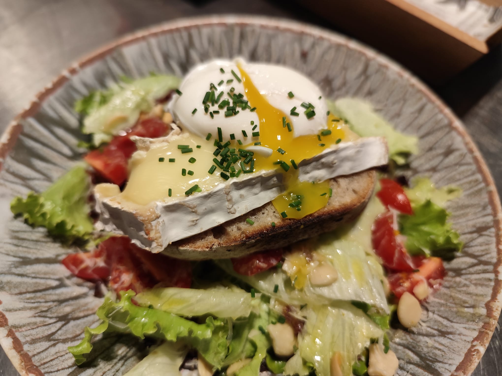 Plato de verduras y frutas de temporada